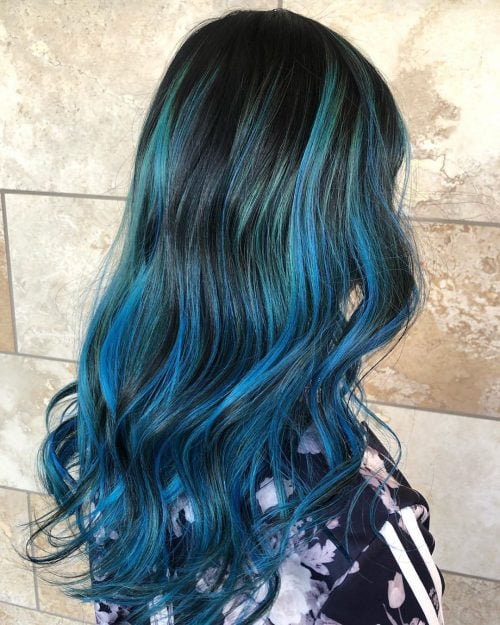 موهای بلند با هایلایت های آبی پاستلی زنده 